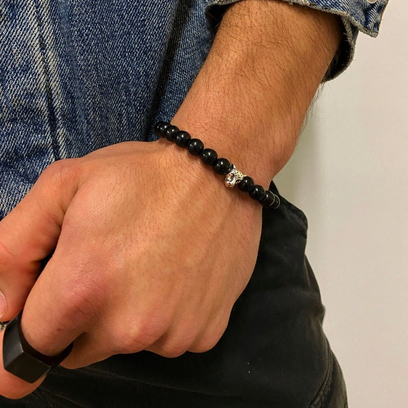 Χαντρωτό βραχιόλι με κεφαή πάνθηρα στο κέντρο του απο 999 ασήμι. χαντρε από χαολίτη και ασημένιες λεπτομέρειες που δένουν αρμπονικά στον καρπό. -Ameliorate Jewels