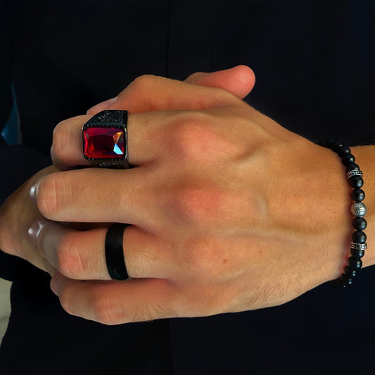 Ανδρικό δαχτυλίδι από ανοξείδωτο ατσάλι σε μάυρο χρώμα. Δαχτυλίδι για την κάθε έξοδο. Αξεσουάρ που θα πρέπει να έχει ο κάθε άντρας. Μοναδικό σχέδιο με κόκκινο πετράδι που ξεχωρίζει. Ameliorate Jewels
