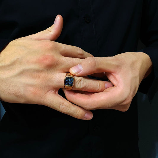 Ανδρικό δαχτυλίδι από ατσάλι σε ροζ-χρυσό χρώμα . Ανδρικό δαχτυλίδι για την κάθε περίσταση το οποίο ξεχωρίζει και εντυπωσιάζει. Ameliorate Jewels