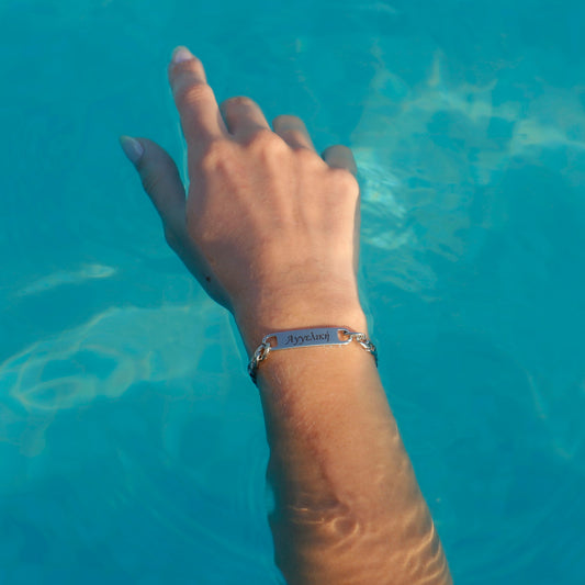 Κοσμήματα με Όνομα: Η Τάση που Δεν Φεύγει Ποτέ